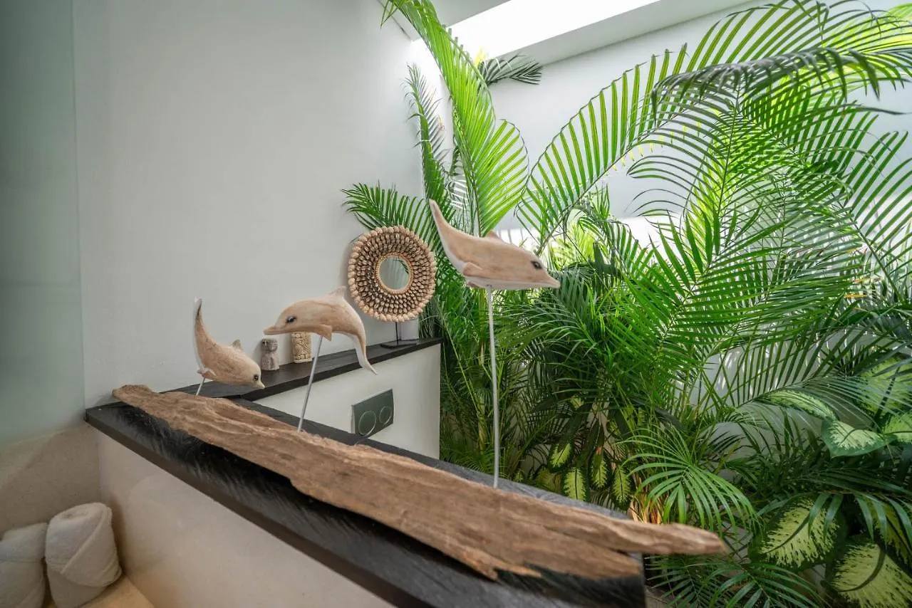 Villa Tira - Elegant 3Br In Central Seminyak Семиньяк