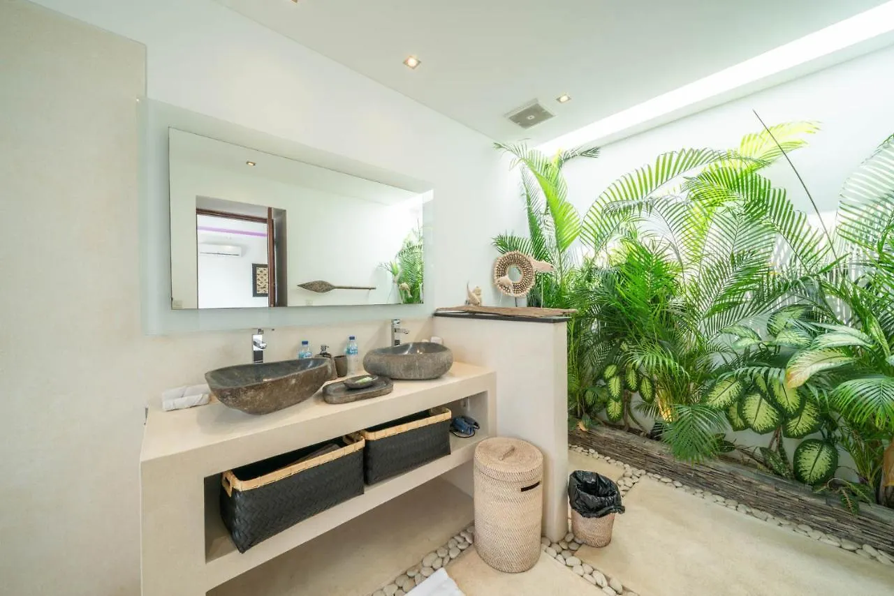 Villa Tira - Elegant 3Br In Central Seminyak 0*, Семиньяк