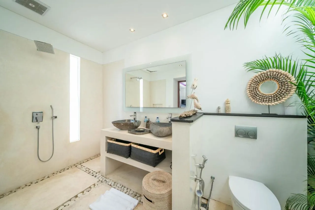 Villa Tira - Elegant 3Br In Central Seminyak