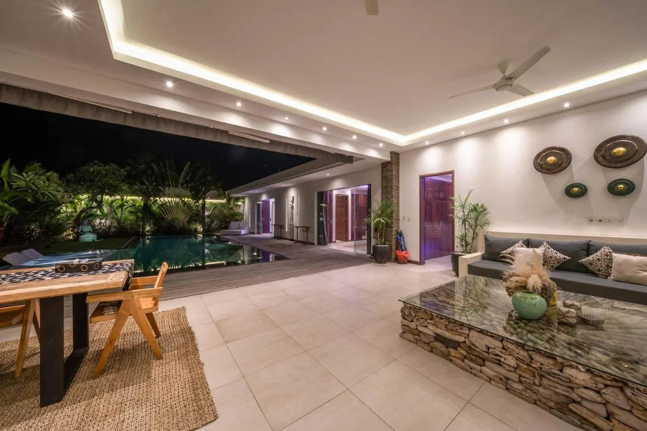 Villa Tira - Elegant 3Br In Central Seminyak  Семиньяк